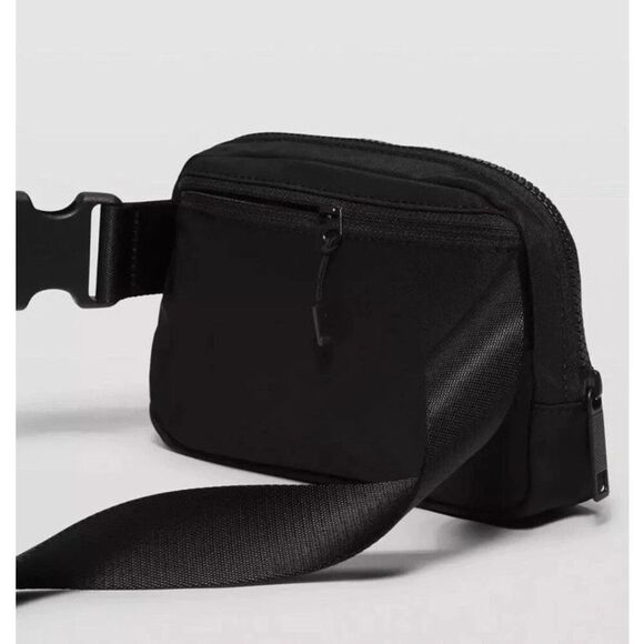 NEW Lululemon Everywhere Belt Bag Black Fanny Pack Classic Nylon SOLD OUT - Picture 4 of 8